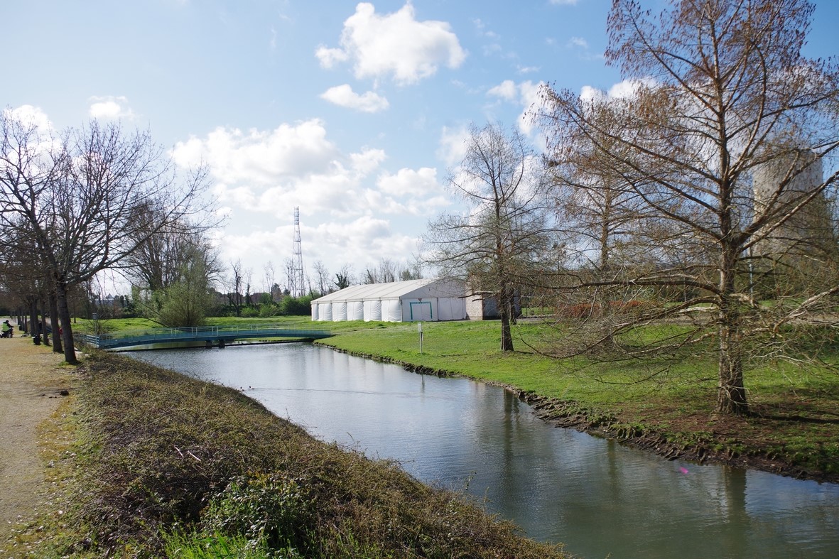 Darreloc espace de darreloc avec terrains de pétanque et chapiteau